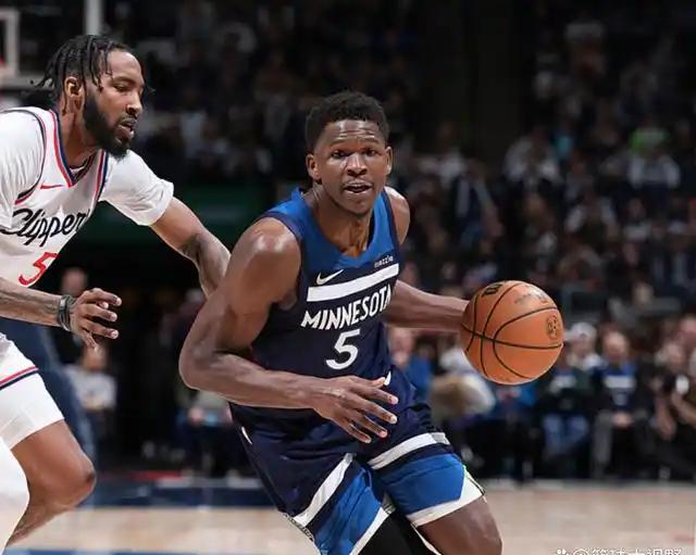NBA球员受伤下场，球队一度落后